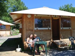 Camping Pas Cher vous présente avec son site Officiel campingpascher.fr, le Camping Les Cabanes De Cornillon - Ceven'Aventure classé 2 étoiles, situé sur la commune de Les Assions dans le département Ardèche (Rhône Alpes) en France. Le camping Les Cabanes De Cornillon - Ceven'Aventure, vous présente un hébergement de type hébergement insolite. Le camping Les Cabanes De Cornillon - Ceven'Aventure vous propose du dimanche 19 juillet au dimanche 26 juillet 2026, en promotion à -9% pour 7 nuits à 678 € au lieu de 746,5 € soit une Économie de 68,50 €. Cette location propose 15 dates différentes pour réserver votre séjour. Découvrez également les 1 autres gammes d'hébergements du camping. Les Avis clients pour le Camping Les Cabanes De Cornillon - Ceven'Aventure sont de 7 sur 10. Piscine extérieure, Animations familiales, Aire de jeux enfants, Baby-foot, Canoë-kayak, Centre équestre, Court de tennis, Paddle, Piscine, Pétanque, Bar, Dépôt de pain,... En savoir plus : cliquez-ICI.
