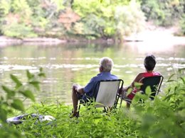 Camping Pas Cher vous présente avec son site Officiel campingpascher.fr, le Camping Village Du Port classé 4 étoiles, situé sur la commune de Saint Sozy dans le département Lot (Midi Pyrénées) en France. Le camping Village Du Port, vous présente un hébergement de type tente en toile et bois. Le camping Village Du Port vous propose du sam. 30 mai au sam. 06 juin 2026, en promotion à -29% pour 7 nuits à 209 € au lieu de 298,0 € soit une Économie de 89 €. Cette location propose 23 dates différentes pour réserver votre séjour. Découvrez également les 1 autres gammes d'hébergements du camping. Les Avis clients pour le Camping Village Du Port sont excellents avec une note moyenne de 9 sur 10. Rivière, Piscine extérieure, Aire de jeux enfants, Canoë-kayak, Centre équestre, Cyclisme, Ping-pong, Pétanque, Randonnée, Terrain de football, Terrain de volley-ball, Bar,... En savoir plus : cliquez-ICI.