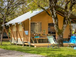 Camping Pas Cher vous présente avec son site Officiel campingpascher.fr, le Camping Village Du Port classé 4 étoiles, situé sur la commune de Saint Sozy dans le département Lot (Midi Pyrénées) en France. Le camping Village Du Port, vous présente un hébergement de type tente en toile et bois. Le camping Village Du Port vous propose du sam. 30 mai au sam. 06 juin 2026, en promotion à -29% pour 7 nuits à 209 € au lieu de 298,0 € soit une Économie de 89 €. Cette location propose 23 dates différentes pour réserver votre séjour. Découvrez également les 1 autres gammes d'hébergements du camping. Les Avis clients pour le Camping Village Du Port sont excellents avec une note moyenne de 9 sur 10. Rivière, Piscine extérieure, Aire de jeux enfants, Canoë-kayak, Centre équestre, Cyclisme, Ping-pong, Pétanque, Randonnée, Terrain de football, Terrain de volley-ball, Bar,... En savoir plus : cliquez-ICI.