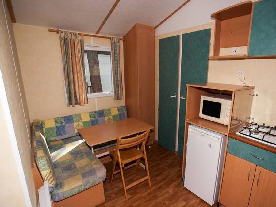 Camping Pas Cher vous présente avec son site Officiel campingpascher.fr, le Camping La Siesta classé 4 étoiles, situé sur la commune de La Faute Sur Mer dans le département Vendée (Pays De La Loire) en France. Le camping La Siesta, vous présente un hébergement de type mobil-home de 23 m². Le camping La Siesta vous propose du sam. 27 juin au sam. 04 juillet 2026, en promotion à -21% pour 7 nuits à 239 € au lieu de 306,0 € soit une Économie de 67 €. Cette location propose 12 dates différentes pour réserver votre séjour. Découvrez également les 18 autres gammes d'hébergements du camping. Les Avis clients pour le Camping La Siesta sont excellents avec une note moyenne de 8 sur 10. Parc aquatique, Piscine couverte, Piscine extérieure, Animations familiales, Club enfants, Aire de jeux enfants, Baby-foot, Centre équestre, Court de tennis, Golf, Ping-pong, Piscine, Pétanque, Salle de jeux vidéo, Terrain multisports, Bar, Dépôt de pain, Snack/Bar,... En savoir plus : cliquez-ICI.