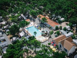 Camping Pas Cher vous présente avec son site Officiel campingpascher.fr, le Camping La Siesta classé 4 étoiles, situé sur la commune de La Faute Sur Mer dans le département Vendée (Pays De La Loire) en France. Le camping La Siesta, vous présente un hébergement de type mobil-home de 23 m². Le camping La Siesta vous propose du sam. 29 août au sam. 05 septembre 2026 pour 7 nuits à 180€. Cette location propose 84 dates différentes pour réserver votre séjour. Découvrez également les 17 autres gammes d'hébergements du camping. Les Avis clients pour le Camping La Siesta sont excellents avec une note moyenne de 8 sur 10. Parc aquatique, Piscine couverte, Piscine extérieure, Animations familiales, Club enfants, Aire de jeux enfants, Baby-foot, Centre équestre, Court de tennis, Golf, Ping-pong, Piscine, Pétanque, Salle de jeux vidéo, Terrain multisports, Bar, Dépôt de pain, Snack/Bar,... En savoir plus : cliquez-ICI.