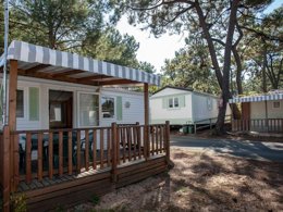 Camping Pas Cher vous présente avec son site Officiel campingpascher.fr, le Camping La Siesta classé 4 étoiles, situé sur la commune de La Faute Sur Mer dans le département Vendée (Pays De La Loire) en France. Le camping La Siesta, vous présente un hébergement de type mobil-home de 23 m². Le camping La Siesta vous propose du sam. 29 août au sam. 05 septembre 2026 pour 7 nuits à 160€. Cette location propose 84 dates différentes pour réserver votre séjour. Découvrez également les 17 autres gammes d'hébergements du camping. Les Avis clients pour le Camping La Siesta sont excellents avec une note moyenne de 8 sur 10. Parc aquatique, Piscine couverte, Piscine extérieure, Animations familiales, Club enfants, Aire de jeux enfants, Baby-foot, Centre équestre, Court de tennis, Golf, Ping-pong, Piscine, Pétanque, Salle de jeux vidéo, Terrain multisports, Bar, Dépôt de pain, Snack/Bar,... En savoir plus : cliquez-ICI.