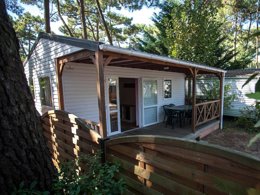 Camping Pas Cher vous présente avec son site Officiel campingpascher.fr, le Camping La Siesta classé 4 étoiles, situé sur la commune de La Faute Sur Mer dans le département Vendée (Pays De La Loire) en France. Le camping La Siesta, vous présente un hébergement de type chalet de 20 m². Le camping La Siesta vous propose du sam. 30 mai au sam. 06 juin 2026 pour 7 nuits à 166€. Cette location propose 11 dates différentes pour réserver votre séjour. Découvrez également les 17 autres gammes d'hébergements du camping. Les Avis clients pour le Camping La Siesta sont excellents avec une note moyenne de 8 sur 10. Parc aquatique, Piscine couverte, Piscine extérieure, Animations familiales, Club enfants, Aire de jeux enfants, Baby-foot, Centre équestre, Court de tennis, Golf, Ping-pong, Piscine, Pétanque, Salle de jeux vidéo, Terrain multisports, Bar, Dépôt de pain, Snack/Bar,... En savoir plus : cliquez-ICI.