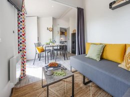 Camping Pas Cher vous présente avec son site Officiel campingpascher.fr, le Camping La Siesta classé 4 étoiles, situé sur la commune de La Faute Sur Mer dans le département Vendée (Pays De La Loire) en France. Le camping La Siesta, vous présente un hébergement de type mobil-home et télévision. Le camping La Siesta vous propose du sam. 29 août au sam. 05 septembre 2026 pour 7 nuits à 425€. Cette location propose 32 dates différentes pour réserver votre séjour. Découvrez également les 17 autres gammes d'hébergements du camping. Les Avis clients pour le Camping La Siesta sont excellents avec une note moyenne de 8 sur 10. Parc aquatique, Piscine couverte, Piscine extérieure, Animations familiales, Club enfants, Aire de jeux enfants, Baby-foot, Centre équestre, Court de tennis, Golf, Ping-pong, Piscine, Pétanque, Salle de jeux vidéo, Terrain multisports, Bar, Dépôt de pain, Snack/Bar,... En savoir plus : cliquez-ICI.