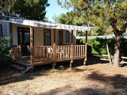Camping Pas Cher vous présente avec son site Officiel campingpascher.fr, le Camping La Siesta classé 4 étoiles, situé sur la commune de La Faute Sur Mer dans le département Vendée (Pays De La Loire) en France. Le camping La Siesta, vous présente un hébergement de type mobil-home de 26 m². Le camping La Siesta vous propose du sam. 29 août au sam. 05 septembre 2026 pour 7 nuits à 205€. Cette location propose 77 dates différentes pour réserver votre séjour. Découvrez également les 17 autres gammes d'hébergements du camping. Les Avis clients pour le Camping La Siesta sont excellents avec une note moyenne de 8 sur 10. Parc aquatique, Piscine couverte, Piscine extérieure, Animations familiales, Club enfants, Aire de jeux enfants, Baby-foot, Centre équestre, Court de tennis, Golf, Ping-pong, Piscine, Pétanque, Salle de jeux vidéo, Terrain multisports, Bar, Dépôt de pain, Snack/Bar,... En savoir plus : cliquez-ICI.