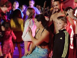 Camping Pas Cher vous présente avec son site Officiel campingpascher.fr, le Camping La Siesta classé 4 étoiles, situé sur la commune de La Faute Sur Mer dans le département Vendée (Pays De La Loire) en France. Le camping La Siesta, vous présente un hébergement de type mobil-home de 23 m². Le camping La Siesta vous propose du sam. 29 août au sam. 05 septembre 2026 pour 7 nuits à 160€. Cette location propose 84 dates différentes pour réserver votre séjour. Découvrez également les 17 autres gammes d'hébergements du camping. Les Avis clients pour le Camping La Siesta sont excellents avec une note moyenne de 8 sur 10. Parc aquatique, Piscine couverte, Piscine extérieure, Animations familiales, Club enfants, Aire de jeux enfants, Baby-foot, Centre équestre, Court de tennis, Golf, Ping-pong, Piscine, Pétanque, Salle de jeux vidéo, Terrain multisports, Bar, Dépôt de pain, Snack/Bar,... En savoir plus : cliquez-ICI.