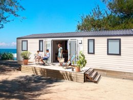Camping Pas Cher vous présente avec son site Officiel campingpascher.fr, le Camping La Siesta classé 4 étoiles, situé sur la commune de La Faute Sur Mer dans le département Vendée (Pays De La Loire) en France. Le camping La Siesta, vous présente un hébergement de type mobil-home pour 8 personnes avec climatisation et télévision. Le camping La Siesta vous propose du sam. 29 août au sam. 05 septembre 2026 pour 7 nuits à 369€. Cette location propose 33 dates différentes pour réserver votre séjour. Découvrez également les 17 autres gammes d'hébergements du camping. Les Avis clients pour le Camping La Siesta sont excellents avec une note moyenne de 8 sur 10. Parc aquatique, Piscine couverte, Piscine extérieure, Animations familiales, Club enfants, Aire de jeux enfants, Baby-foot, Centre équestre, Court de tennis, Golf, Ping-pong, Piscine, Pétanque, Salle de jeux vidéo, Terrain multisports, Bar, Dépôt de pain, Snack/Bar,... En savoir plus : cliquez-ICI.