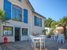 Camping Pas Cher vous présente avec son site Officiel campingpascher.fr, le Camping La Siesta classé 4 étoiles, situé sur la commune de La Faute Sur Mer dans le département Vendée (Pays De La Loire) en France. Le camping La Siesta, vous présente un hébergement de type mobil-home de 30 m² avec climatisation et télévision. Le camping La Siesta vous propose du sam. 29 août au sam. 05 septembre 2026 pour 7 nuits à 365€. Cette location propose 21 dates différentes pour réserver votre séjour. Découvrez également les 17 autres gammes d'hébergements du camping. Les Avis clients pour le Camping La Siesta sont excellents avec une note moyenne de 8 sur 10. Parc aquatique, Piscine couverte, Piscine extérieure, Animations familiales, Club enfants, Aire de jeux enfants, Baby-foot, Centre équestre, Court de tennis, Golf, Ping-pong, Piscine, Pétanque, Salle de jeux vidéo, Terrain multisports, Bar, Dépôt de pain, Snack/Bar,... En savoir plus : cliquez-ICI.