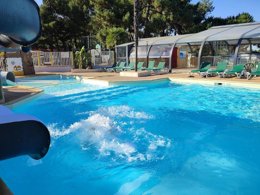 Camping Pas Cher vous présente avec son site Officiel campingpascher.fr, le Camping La Siesta classé 4 étoiles, situé sur la commune de La Faute Sur Mer dans le département Vendée (Pays De La Loire) en France. Le camping La Siesta, vous présente un hébergement de type mobil-home et télévision. Le camping La Siesta vous propose du sam. 29 août au sam. 05 septembre 2026 pour 7 nuits à 425€. Cette location propose 32 dates différentes pour réserver votre séjour. Découvrez également les 17 autres gammes d'hébergements du camping. Les Avis clients pour le Camping La Siesta sont excellents avec une note moyenne de 8 sur 10. Parc aquatique, Piscine couverte, Piscine extérieure, Animations familiales, Club enfants, Aire de jeux enfants, Baby-foot, Centre équestre, Court de tennis, Golf, Ping-pong, Piscine, Pétanque, Salle de jeux vidéo, Terrain multisports, Bar, Dépôt de pain, Snack/Bar,... En savoir plus : cliquez-ICI.