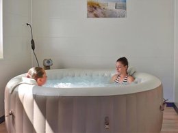 Camping Pas Cher vous présente avec son site Officiel campingpascher.fr, le Camping La Siesta classé 4 étoiles, situé sur la commune de La Faute Sur Mer dans le département Vendée (Pays De La Loire) en France. Le camping La Siesta, vous présente un hébergement de type mobil-home de 31 m². Le camping La Siesta vous propose du sam. 29 août au sam. 05 septembre 2026 pour 7 nuits à 220€. Cette location propose 21 dates différentes pour réserver votre séjour. Découvrez également les 17 autres gammes d'hébergements du camping. Les Avis clients pour le Camping La Siesta sont excellents avec une note moyenne de 8 sur 10. Parc aquatique, Piscine couverte, Piscine extérieure, Animations familiales, Club enfants, Aire de jeux enfants, Baby-foot, Centre équestre, Court de tennis, Golf, Ping-pong, Piscine, Pétanque, Salle de jeux vidéo, Terrain multisports, Bar, Dépôt de pain, Snack/Bar,... En savoir plus : cliquez-ICI.