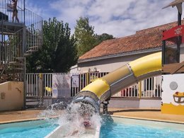 Camping Pas Cher vous présente avec son site Officiel campingpascher.fr, le Camping La Siesta classé 4 étoiles, situé sur la commune de La Faute Sur Mer dans le département Vendée (Pays De La Loire) en France. Le camping La Siesta, vous présente un hébergement de type mobil-home de 34 m² et télévision. Le camping La Siesta vous propose du sam. 05 septembre au sam. 12 septembre 2026 pour 7 nuits à 310€. Cette location propose 87 dates différentes pour réserver votre séjour. Découvrez également les 17 autres gammes d'hébergements du camping. Les Avis clients pour le Camping La Siesta sont excellents avec une note moyenne de 8 sur 10. Parc aquatique, Piscine couverte, Piscine extérieure, Animations familiales, Club enfants, Aire de jeux enfants, Baby-foot, Centre équestre, Court de tennis, Golf, Ping-pong, Piscine, Pétanque, Salle de jeux vidéo, Terrain multisports, Bar, Dépôt de pain, Snack/Bar,... En savoir plus : cliquez-ICI.