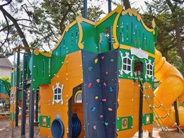 Camping Pas Cher vous présente avec son site Officiel campingpascher.fr, le Camping La Siesta classé 4 étoiles, situé sur la commune de La Faute Sur Mer dans le département Vendée (Pays De La Loire) en France. Le camping La Siesta, vous présente un hébergement de type chalet de 25 m². Le camping La Siesta vous propose du sam. 30 mai au sam. 06 juin 2026 pour 7 nuits à 274€. Cette location propose 21 dates différentes pour réserver votre séjour. Découvrez également les 17 autres gammes d'hébergements du camping. Les Avis clients pour le Camping La Siesta sont excellents avec une note moyenne de 8 sur 10. Parc aquatique, Piscine couverte, Piscine extérieure, Animations familiales, Club enfants, Aire de jeux enfants, Baby-foot, Centre équestre, Court de tennis, Golf, Ping-pong, Piscine, Pétanque, Salle de jeux vidéo, Terrain multisports, Bar, Dépôt de pain, Snack/Bar,... En savoir plus : cliquez-ICI.