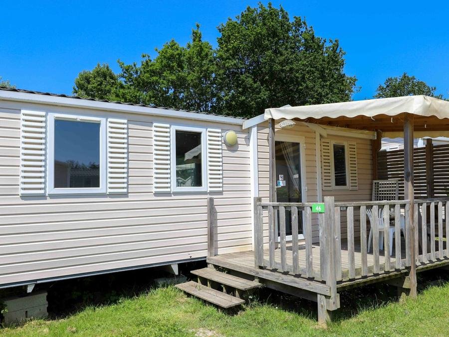 Camping Pas Cher vous présente avec son site Officiel campingpascher.fr, le Camping Du Moulin De Cantizac classé 3 étoiles, situé sur la commune de Séné dans le département Morbihan (Bretagne) en France. Le camping Du Moulin De Cantizac, vous présente un hébergement de type mobil-home de 30 m² pour 8 personnes et télévision. Le camping Du Moulin De Cantizac vous propose du sam. 19 septembre au sam. 26 septembre 2026 pour 7 nuits à 279€. Cette location propose 11 dates différentes pour réserver votre séjour. Découvrez également les 2 autres gammes d'hébergements du camping. Les Avis clients pour le Camping Du Moulin De Cantizac sont de 7 sur 10. Piscine couverte, Piscine extérieure, Animations familiales, Club enfants, Aire de jeux enfants, Baby-foot, Canoë-kayak, Centre équestre, Court de tennis, Golf, Ping-pong, Pétanque, Structure gonflable enfants, Terrain multisports, Trampoline, Dépôt de pain, Pizzeria, Plats à emporter, Restaurant, Supermarché, Épicerie,... En savoir plus : cliquez-ICI.
