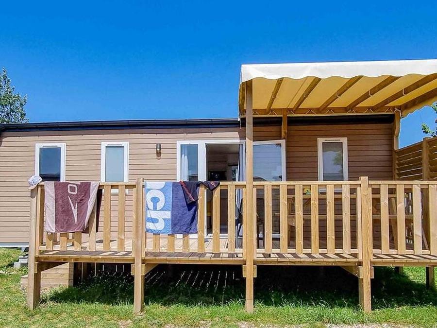 Camping Pas Cher vous présente avec son site Officiel campingpascher.fr, le Camping Du Moulin De Cantizac classé 3 étoiles, situé sur la commune de Séné dans le département Morbihan (Bretagne) en France. Le camping Du Moulin De Cantizac, vous présente un hébergement de type mobil-home. Le camping Du Moulin De Cantizac vous propose du sam. 18 juillet au sam. 25 juillet 2026 pour 7 nuits à 599€. Cette location propose 1 dates différentes pour réserver votre séjour. Découvrez également les 3 autres gammes d'hébergements du camping. Les Avis clients pour le Camping Du Moulin De Cantizac sont excellents avec une note moyenne de 8 sur 10. Piscine couverte, Piscine extérieure, Animations familiales, Club enfants, Aire de jeux enfants, Baby-foot, Canoë-kayak, Centre équestre, Court de tennis, Golf, Ping-pong, Pétanque, Structure gonflable enfants, Terrain multisports, Trampoline, Dépôt de pain, Pizzeria, Plats à emporter, Restaurant, Supermarché, Épicerie,... En savoir plus : cliquez-ICI.