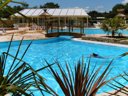 Camping Pas Cher vous présente avec son site Officiel campingpascher.fr, le Camping Du Moulin De Cantizac classé 3 étoiles, situé sur la commune de Séné dans le département Morbihan (Bretagne) en France. Le camping Du Moulin De Cantizac vous propose un hébergement de type mobil-home de 28 m² pour 6 personnes (télévision). L'établissement vous propose 2 autres types d'hébergements. Découvrez tous nos séjours à petits prix dans la commune et aux alentours de Séné du département : Morbihan (Bretagne). Les Avis clients pour le Camping Du Moulin De Cantizac sont de 7 sur 10. Piscine couverte, Piscine extérieure, Animations familiales, Club enfants, Aire de jeux enfants, Baby-foot, Canoë-kayak, Centre équestre, Court de tennis, Golf, Ping-pong, Pétanque, Structure gonflable enfants, Terrain multisports, Trampoline, Dépôt de pain, Pizzeria, Plats à emporter, Restaurant, Supermarché, Épicerie,... En savoir plus : cliquez-ICI.