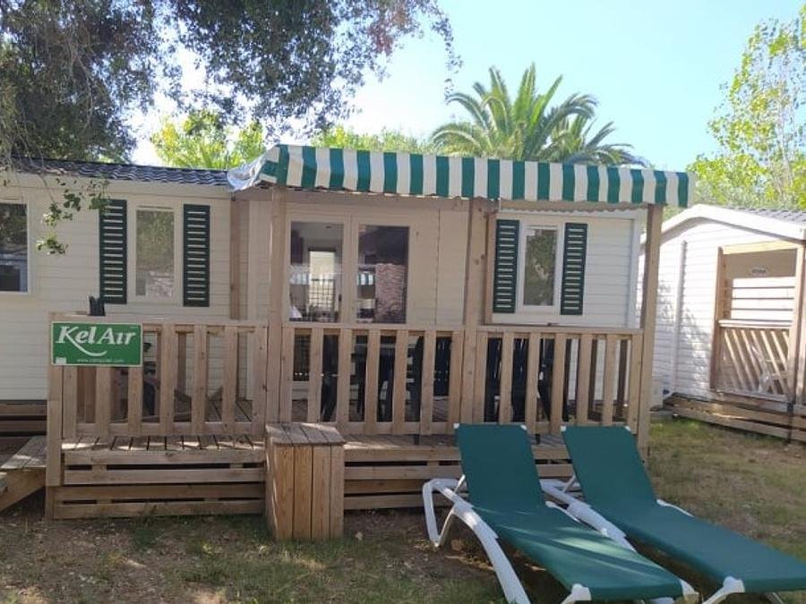 Camping Pas Cher vous présente avec son site Officiel campingpascher.fr, le Camping Les Genêts classé 5 étoiles, situé sur la commune de Saint Jean De Monts dans le département Vendée (Pays De La Loire) en France. Le camping Les Genêts, vous présente un hébergement de type mobil-home de 32 m². Le camping Les Genêts vous proposeun séjour PAS CHER avec une REMISEdu sam. 13 juin au sam. 20 juin 2026, en promotion à -40% pour 7 nuits à 638 € au lieu de 1064,0 € soit une Économie de 426 €. Cette location propose 5 dates différentes pour réserver votre séjour. Découvrez également les 14 autres gammes d'hébergements du camping. Les Avis clients pour le Camping Les Genêts sont excellents avec une note moyenne de 8 sur 10. Mer, Parc aquatique, Piscine couverte, Piscine extérieure, Animations familiales, Club ados, Club enfants, Aire de jeux enfants, Baby-foot, Canoë-kayak, Centre équestre, Court de tennis, Flipper, Golf, Ping-pong, Piscine, Pétanque, Salle de jeux vidéo, Terrain multisports, Bar, Plats à emporter, Épicerie,... En savoir plus : cliquez-ICI.