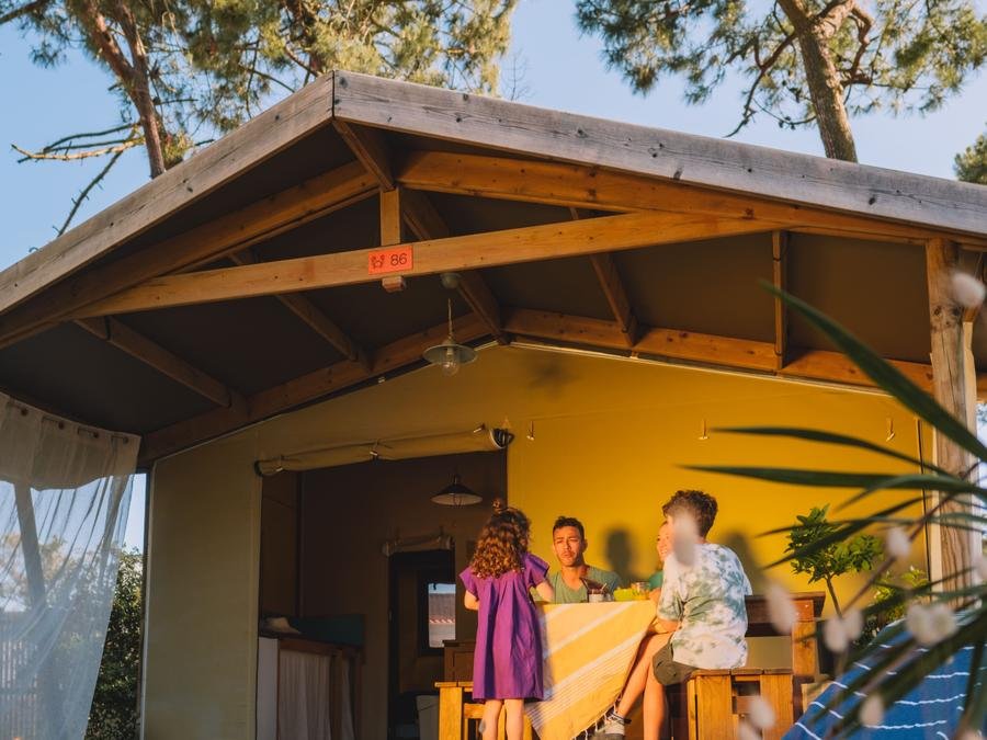 Camping Pas Cher vous présente avec son site Officiel campingpascher.fr, le Camping Les Genêts classé 5 étoiles, situé sur la commune de Saint Jean De Monts dans le département Vendée (Pays De La Loire) en France. Le camping Les Genêts, vous présente un hébergement de type lodge de 23 m² pour 5 personnes. Le camping Les Genêts vous propose du sam. 06 juin au sam. 13 juin 2026, en promotion à -16% pour 7 nuits à 530 € au lieu de 638,0 € soit une Économie de 108 €. Cette location propose 41 dates différentes pour réserver votre séjour. Découvrez également les 10 autres gammes d'hébergements du camping. Les Avis clients pour le Camping Les Genêts sont excellents avec une note moyenne de 8 sur 10. Mer, Parc aquatique, Piscine couverte, Piscine extérieure, Animations familiales, Club ados, Club enfants, Aire de jeux enfants, Baby-foot, Canoë-kayak, Centre équestre, Court de tennis, Flipper, Golf, Ping-pong, Piscine, Pétanque, Salle de jeux vidéo, Terrain multisports, Bar, Plats à emporter, Épicerie,... En savoir plus : cliquez-ICI.