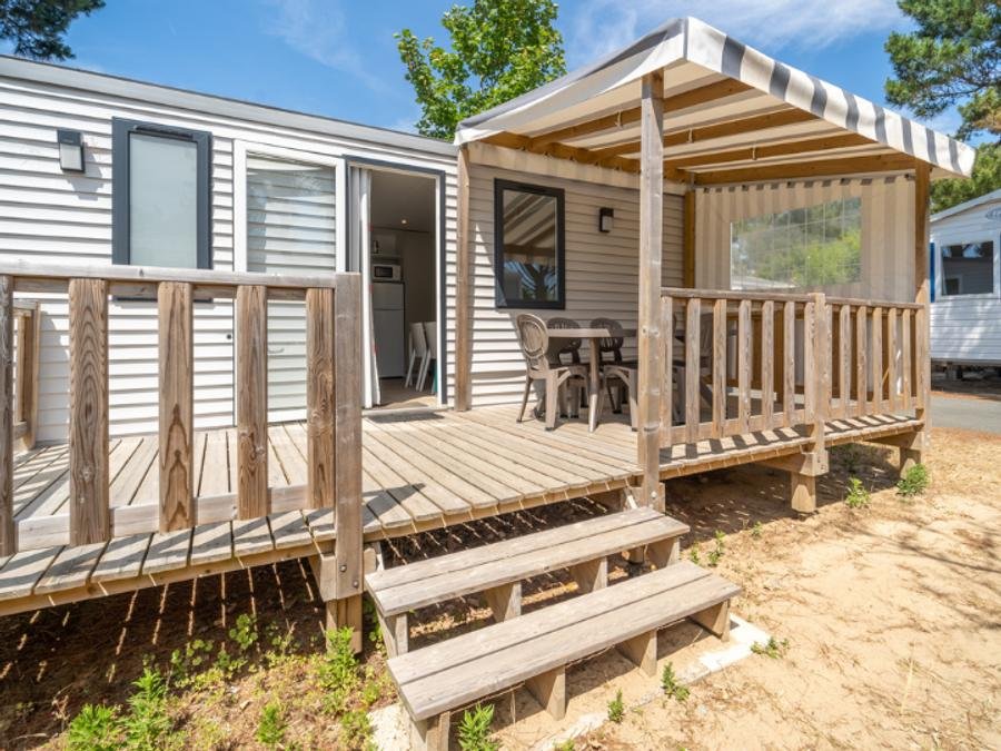 Camping Pas Cher vous présente avec son site Officiel campingpascher.fr, le Camping Les Genêts classé 5 étoiles, situé sur la commune de Saint Jean De Monts dans le département Vendée (Pays De La Loire) en France. Le camping Les Genêts vous propose un hébergement de type mobil-home de 30 m² pour 5 personnes. Cet hébergement propose plus de 36 dates différentes pour réserver ! Pour dévouvrir la période la moins chère, consultez la rubrique 'Tarifs' et sélectionnez votre mois de départ. L'établissement vous propose 10 autres types d'hébergements. Découvrez tous nos séjours à petits prix dans la commune et aux alentours de Saint Jean De Monts du département : Vendée (Pays De La Loire). Les Avis clients pour le Camping Les Genêts sont excellents avec une note moyenne de 8 sur 10. Mer, Parc aquatique, Piscine couverte, Piscine extérieure, Animations familiales, Club ados, Club enfants, Aire de jeux enfants, Baby-foot, Canoë-kayak, Centre équestre, Court de tennis, Flipper, Golf, Ping-pong, Piscine, Pétanque, Salle de jeux vidéo, Terrain multisports, Bar, Plats à emporter, Épicerie,... En savoir plus : cliquez-ICI.