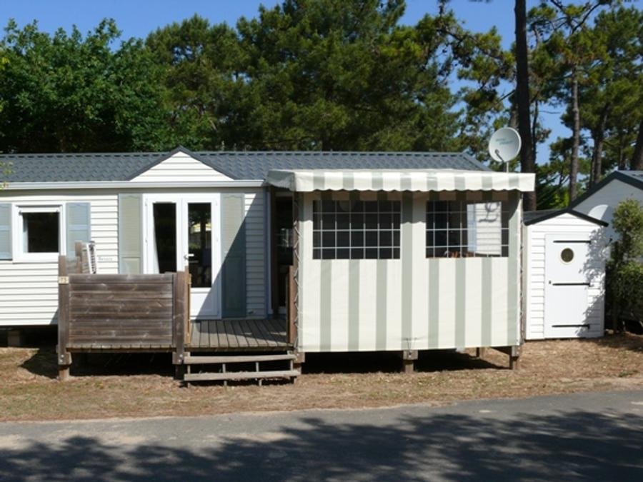 Camping Pas Cher vous présente avec son site Officiel campingpascher.fr, le Camping Les Genêts classé 5 étoiles, situé sur la commune de Saint Jean De Monts dans le département Vendée (Pays De La Loire) en France. Le camping Les Genêts, vous présente un hébergement de type mobil-home de 32 m² pour 6 personnes. Le camping Les Genêts vous propose du sam. 04 juillet au sam. 11 juillet 2026, en promotion à -8% pour 7 nuits à 1111,50 € au lieu de 1215,0 € soit une Économie de 103,50 €. Cette location propose 1 dates différentes pour réserver votre séjour. Découvrez également les 10 autres gammes d'hébergements du camping. Les Avis clients pour le Camping Les Genêts sont excellents avec une note moyenne de 8 sur 10. Mer, Parc aquatique, Piscine couverte, Piscine extérieure, Animations familiales, Club ados, Club enfants, Aire de jeux enfants, Baby-foot, Canoë-kayak, Centre équestre, Court de tennis, Flipper, Golf, Ping-pong, Piscine, Pétanque, Salle de jeux vidéo, Terrain multisports, Bar, Plats à emporter, Épicerie,... En savoir plus : cliquez-ICI.