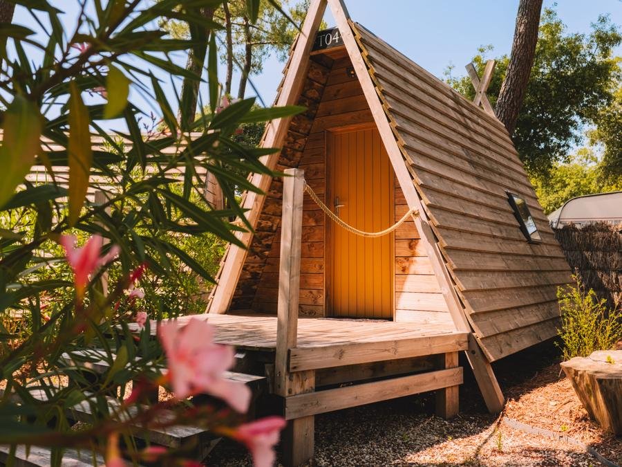 Camping Pas Cher vous présente avec son site Officiel campingpascher.fr, le Camping Les Genêts classé 5 étoiles, situé sur la commune de Saint Jean De Monts dans le département Vendée (Pays De La Loire) en France. Le camping Les Genêts vous propose un hébergement de type hébergement insolite de 8 m² pour 2 personnes. Cet hébergement propose plus de 92 dates différentes pour réserver ! Pour dévouvrir la période la moins chère, consultez la rubrique 'Tarifs' et sélectionnez votre mois de départ. L'établissement vous propose 10 autres types d'hébergements. Découvrez tous nos séjours à petits prix dans la commune et aux alentours de Saint Jean De Monts du département : Vendée (Pays De La Loire). Les Avis clients pour le Camping Les Genêts sont excellents avec une note moyenne de 8 sur 10. Mer, Parc aquatique, Piscine couverte, Piscine extérieure, Animations familiales, Club ados, Club enfants, Aire de jeux enfants, Baby-foot, Canoë-kayak, Centre équestre, Court de tennis, Flipper, Golf, Ping-pong, Piscine, Pétanque, Salle de jeux vidéo, Terrain multisports, Bar, Plats à emporter, Épicerie,... En savoir plus : cliquez-ICI.