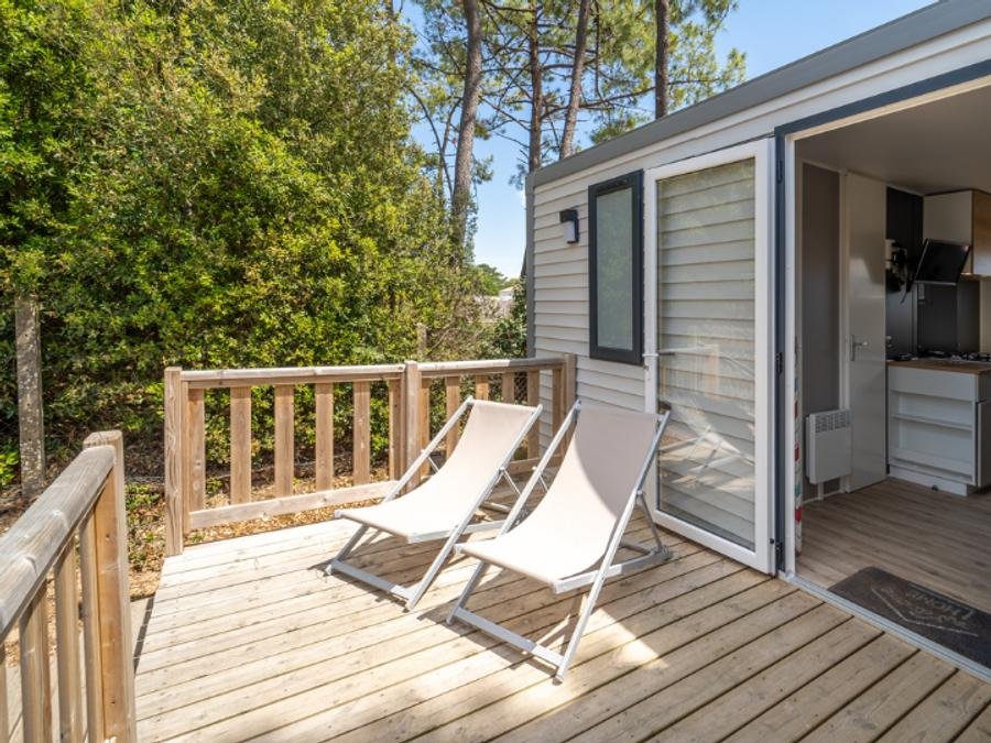 Camping Pas Cher vous présente avec son site Officiel campingpascher.fr, le Camping Les Genêts classé 5 étoiles, situé sur la commune de Saint Jean De Monts dans le département Vendée (Pays De La Loire) en France. Le camping Les Genêts vous propose un hébergement de type mobil-home de 28 m². L'établissement vous propose 10 autres types d'hébergements. Découvrez tous nos séjours à petits prix dans la commune et aux alentours de Saint Jean De Monts du département : Vendée (Pays De La Loire). Les Avis clients pour le Camping Les Genêts sont excellents avec une note moyenne de 8 sur 10. Mer, Parc aquatique, Piscine couverte, Piscine extérieure, Animations familiales, Club ados, Club enfants, Aire de jeux enfants, Baby-foot, Canoë-kayak, Centre équestre, Court de tennis, Flipper, Golf, Ping-pong, Piscine, Pétanque, Salle de jeux vidéo, Terrain multisports, Bar, Plats à emporter, Épicerie,... En savoir plus : cliquez-ICI.