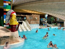 Camping Pas Cher vous présente avec son site Officiel campingpascher.fr, le Camping Les Genêts classé 5 étoiles, situé sur la commune de Saint Jean De Monts dans le département Vendée (Pays De La Loire) en France. Le camping Les Genêts vous propose un hébergement de type mobil-home de 38 m² avec climatisation. L'établissement vous propose 10 autres types d'hébergements. Découvrez tous nos séjours à petits prix dans la commune et aux alentours de Saint Jean De Monts du département : Vendée (Pays De La Loire). Les Avis clients pour le Camping Les Genêts sont excellents avec une note moyenne de 8 sur 10. Mer, Parc aquatique, Piscine couverte, Piscine extérieure, Animations familiales, Club ados, Club enfants, Aire de jeux enfants, Baby-foot, Canoë-kayak, Centre équestre, Court de tennis, Flipper, Golf, Ping-pong, Piscine, Pétanque, Salle de jeux vidéo, Terrain multisports, Bar, Plats à emporter, Épicerie,... En savoir plus : cliquez-ICI.