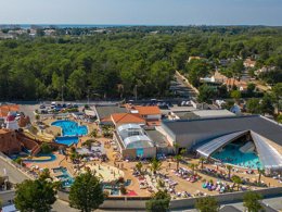 Camping Pas Cher vous présente avec son site Officiel campingpascher.fr, le Camping Les Genêts classé 5 étoiles, situé sur la commune de Saint Jean De Monts dans le département Vendée (Pays De La Loire) en France. Le camping Les Genêts, vous présente un hébergement de type hébergement insolite de 8 m² pour 2 personnes. Le camping Les Genêts vous propose du mardi 26 mai au mardi 02 juin 2026 pour 7 nuits à 609.5€. Cette location propose 136 dates différentes pour réserver votre séjour. Découvrez également les 7 autres gammes d'hébergements du camping. Les Avis clients pour le Camping Les Genêts sont excellents avec une note moyenne de 8 sur 10. Mer, Parc aquatique, Piscine couverte, Piscine extérieure, Animations familiales, Club ados, Club enfants, Aire de jeux enfants, Baby-foot, Canoë-kayak, Centre équestre, Court de tennis, Flipper, Golf, Ping-pong, Piscine, Pétanque, Salle de jeux vidéo, Terrain multisports, Bar, Plats à emporter, Épicerie,... En savoir plus : cliquez-ICI.