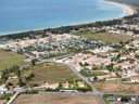 Camping Pas Cher vous présente avec son site Officiel campingpascher.fr, le Camping Les Pérouses Du Phare classé 4 étoiles, situé sur la commune de Saint Clement Des Baleines dans le département Charente-maritime (Poitou Charentes) en France. Le camping Les Pérouses Du Phare, vous présente un hébergement de type mobil-home. Le camping Les Pérouses Du Phare vous propose du sam. 26 septembre au sam. 03 octobre 2026, en promotion à -21% pour 7 nuits à 359,34 € au lieu de 458,0 € soit une Économie de 98,66 €. Cette location propose 9 dates différentes pour réserver votre séjour. Découvrez également les 1 autres gammes d'hébergements du camping. Les Avis clients pour le Camping Les Pérouses Du Phare sont de 7 sur 10. Animations familiales, Aire de jeux enfants, Baby-foot, Court de tennis, Golf, Ping-pong, Pétanque, Dépôt de pain, Supermarché,... En savoir plus : cliquez-ICI.