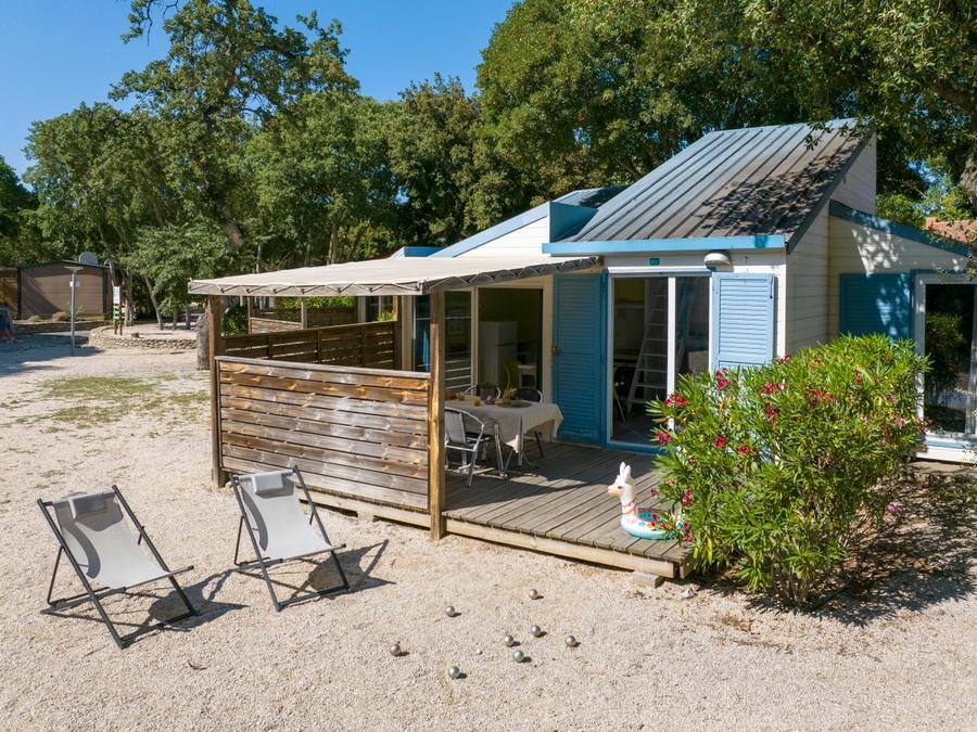 Camping Pas Cher vous présente avec son site Officiel campingpascher.fr, le Camping Le Bois Fleuri classé 5 étoiles, situé sur la commune de Argelès-sur-mer dans le département Pyrénées-orientales (Languedoc Roussillon) en France. Le camping Le Bois Fleuri vous propose un hébergement de type chalet de 45 m² pour 2 personnes avec climatisation (télévision). L'établissement vous propose 30 autres types d'hébergements. Découvrez tous nos séjours à petits prix dans la commune et aux alentours de Argelès-sur-mer du département : Pyrénées-orientales (Languedoc Roussillon). Les Avis clients pour le Camping Le Bois Fleuri sont excellents avec une note moyenne de 8 sur 10. Parc aquatique, Piscine chauffée, Piscine extérieure, Animations familiales, Club enfants, Aire de jeux enfants, Court de tennis, Cyclisme, Parcours sportif, Plongée, Pétanque, Randonnée, Terrain de football, Terrain multisports, Bar, Dépôt de pain, Plats à emporter, Snack/Bar, Épicerie,... En savoir plus : cliquez-ICI.