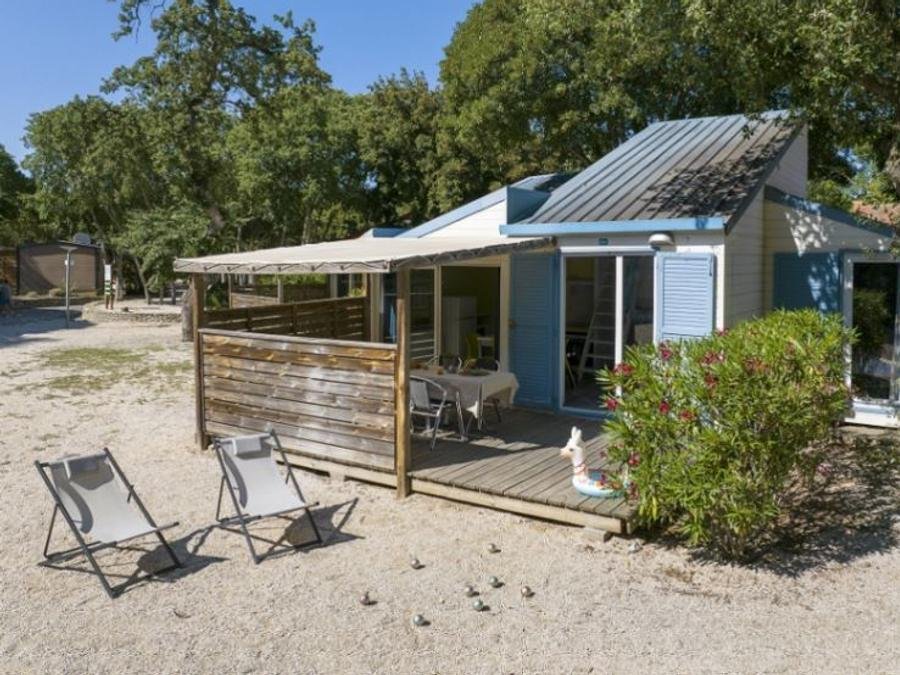 Camping Pas Cher vous présente avec son site Officiel campingpascher.fr, le Camping Le Bois Fleuri classé 5 étoiles, situé sur la commune de Argelès-sur-mer dans le département Pyrénées-orientales (Languedoc Roussillon) en France. Le camping Le Bois Fleuri vous propose un hébergement de type chalet de 45 m² pour 2 personnes avec climatisation (télévision). L'établissement vous propose 30 autres types d'hébergements. Découvrez tous nos séjours à petits prix dans la commune et aux alentours de Argelès-sur-mer du département : Pyrénées-orientales (Languedoc Roussillon). Les Avis clients pour le Camping Le Bois Fleuri sont excellents avec une note moyenne de 8 sur 10. Parc aquatique, Piscine chauffée, Piscine extérieure, Animations familiales, Club enfants, Aire de jeux enfants, Court de tennis, Cyclisme, Parcours sportif, Plongée, Pétanque, Randonnée, Terrain de football, Terrain multisports, Bar, Dépôt de pain, Plats à emporter, Snack/Bar, Épicerie,... En savoir plus : cliquez-ICI.