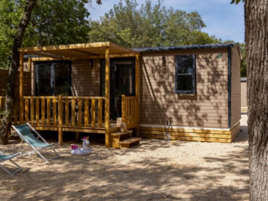 Camping Pas Cher vous présente avec son site Officiel campingpascher.fr, le Camping Le Bois Fleuri classé 5 étoiles, situé sur la commune de Argelès-sur-mer dans le département Pyrénées-orientales (Languedoc Roussillon) en France. Le camping Le Bois Fleuri vous propose un hébergement de type mobil-home de 31 m² pour 4 personnes avec climatisation. Cet hébergement propose plus de 45 dates différentes pour réserver ! Pour dévouvrir la période la moins chère, consultez la rubrique 'Tarifs' et sélectionnez votre mois de départ. L'établissement vous propose 30 autres types d'hébergements. Découvrez tous nos séjours à petits prix dans la commune et aux alentours de Argelès-sur-mer du département : Pyrénées-orientales (Languedoc Roussillon). Les Avis clients pour le Camping Le Bois Fleuri sont excellents avec une note moyenne de 8 sur 10. Parc aquatique, Piscine chauffée, Piscine extérieure, Animations familiales, Club enfants, Aire de jeux enfants, Court de tennis, Cyclisme, Parcours sportif, Plongée, Pétanque, Randonnée, Terrain de football, Terrain multisports, Bar, Dépôt de pain, Plats à emporter, Snack/Bar, Épicerie,... En savoir plus : cliquez-ICI.