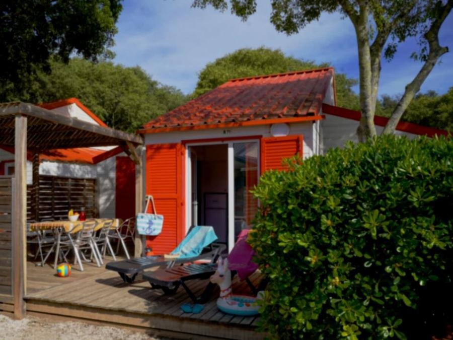 Camping Pas Cher vous présente avec son site Officiel campingpascher.fr, le Camping Le Bois Fleuri classé 5 étoiles, situé sur la commune de Argelès-sur-mer dans le département Pyrénées-orientales (Languedoc Roussillon) en France. Le camping Le Bois Fleuri vous propose un hébergement de type chalet de 40 m² pour 6 personnes avec climatisation (télévision). L'établissement vous propose 16 autres types d'hébergements. Découvrez tous nos séjours à petits prix dans la commune et aux alentours de Argelès-sur-mer du département : Pyrénées-orientales (Languedoc Roussillon). Les Avis clients pour le Camping Le Bois Fleuri sont excellents avec une note moyenne de 8 sur 10. Parc aquatique, Piscine chauffée, Piscine extérieure, Animations familiales, Club enfants, Aire de jeux enfants, Court de tennis, Cyclisme, Parcours sportif, Plongée, Pétanque, Randonnée, Terrain de football, Terrain multisports, Bar, Dépôt de pain, Plats à emporter, Snack/Bar, Épicerie,... En savoir plus : cliquez-ICI.