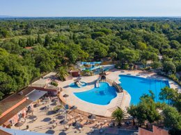 Camping Pas Cher vous présente avec son site Officiel campingpascher.fr, le Camping Le Bois Fleuri classé 5 étoiles, situé sur la commune de Argelès-sur-mer dans le département Pyrénées-orientales (Languedoc Roussillon) en France. Le camping Le Bois Fleuri, vous présente un hébergement de type mobil-home de 31 m² pour 4 personnes avec climatisation. Le camping Le Bois Fleuri vous propose du sam. 16 mai au sam. 23 mai 2026, en promotion à -15% pour 7 nuits à 384,20 € au lieu de 452,0 € soit une Économie de 67,80 €. Cette location propose 108 dates différentes pour réserver votre séjour. Découvrez également les 30 autres gammes d'hébergements du camping. Les Avis clients pour le Camping Le Bois Fleuri sont excellents avec une note moyenne de 8 sur 10. Parc aquatique, Piscine chauffée, Piscine extérieure, Animations familiales, Club enfants, Aire de jeux enfants, Court de tennis, Cyclisme, Parcours sportif, Plongée, Pétanque, Randonnée, Terrain de football, Terrain multisports, Bar, Dépôt de pain, Plats à emporter, Snack/Bar, Épicerie,... En savoir plus : cliquez-ICI.