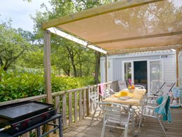 Camping Pas Cher vous présente avec son site Officiel campingpascher.fr, le Camping Le Bois Fleuri classé 5 étoiles, situé sur la commune de Argelès-sur-mer dans le département Pyrénées-orientales (Languedoc Roussillon) en France. Le camping Le Bois Fleuri vous propose un hébergement de type mobil-home de 43 m² pour 6 personnes avec climatisation (télévision). L'établissement vous propose 30 autres types d'hébergements. Découvrez tous nos séjours à petits prix dans la commune et aux alentours de Argelès-sur-mer du département : Pyrénées-orientales (Languedoc Roussillon). Les Avis clients pour le Camping Le Bois Fleuri sont excellents avec une note moyenne de 8 sur 10. Parc aquatique, Piscine chauffée, Piscine extérieure, Animations familiales, Club enfants, Aire de jeux enfants, Court de tennis, Cyclisme, Parcours sportif, Plongée, Pétanque, Randonnée, Terrain de football, Terrain multisports, Bar, Dépôt de pain, Plats à emporter, Snack/Bar, Épicerie,... En savoir plus : cliquez-ICI.