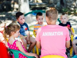 Camping Pas Cher vous présente avec son site Officiel campingpascher.fr, le Camping Le Bois Fleuri classé 5 étoiles, situé sur la commune de Argelès-sur-mer dans le département Pyrénées-orientales (Languedoc Roussillon) en France. Le camping Le Bois Fleuri vous propose un hébergement de type chalet de 28 m² pour 1 personne avec climatisation (télévision). L'établissement vous propose 30 autres types d'hébergements. Découvrez tous nos séjours à petits prix dans la commune et aux alentours de Argelès-sur-mer du département : Pyrénées-orientales (Languedoc Roussillon). Les Avis clients pour le Camping Le Bois Fleuri sont excellents avec une note moyenne de 8 sur 10. Parc aquatique, Piscine chauffée, Piscine extérieure, Animations familiales, Club enfants, Aire de jeux enfants, Court de tennis, Cyclisme, Parcours sportif, Plongée, Pétanque, Randonnée, Terrain de football, Terrain multisports, Bar, Dépôt de pain, Plats à emporter, Snack/Bar, Épicerie,... En savoir plus : cliquez-ICI.