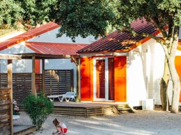 Camping Pas Cher vous présente avec son site Officiel campingpascher.fr, le Camping Le Bois Fleuri classé 5 étoiles, situé sur la commune de Argelès-sur-mer dans le département Pyrénées-orientales (Languedoc Roussillon) en France. Le camping Le Bois Fleuri, vous présente un hébergement de type chalet de 40 m² pour 6 personnes avec climatisation et télévision. Le camping Le Bois Fleuri vous propose du sam. 29 août au sam. 05 septembre 2026 pour 7 nuits à 489€. Cette location propose 4 dates différentes pour réserver votre séjour. Découvrez également les 30 autres gammes d'hébergements du camping. Les Avis clients pour le Camping Le Bois Fleuri sont excellents avec une note moyenne de 8 sur 10. Parc aquatique, Piscine chauffée, Piscine extérieure, Animations familiales, Club enfants, Aire de jeux enfants, Court de tennis, Cyclisme, Parcours sportif, Plongée, Pétanque, Randonnée, Terrain de football, Terrain multisports, Bar, Dépôt de pain, Plats à emporter, Snack/Bar, Épicerie,... En savoir plus : cliquez-ICI.