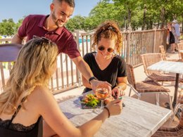 Camping Pas Cher vous présente avec son site Officiel campingpascher.fr, le Camping Le Bois Fleuri classé 5 étoiles, situé sur la commune de Argelès-sur-mer dans le département Pyrénées-orientales (Languedoc Roussillon) en France. Le camping Le Bois Fleuri vous propose un hébergement de type mobil-home de 30 m² pour 6 personnes avec climatisation (télévision). L'établissement vous propose 30 autres types d'hébergements. Découvrez tous nos séjours à petits prix dans la commune et aux alentours de Argelès-sur-mer du département : Pyrénées-orientales (Languedoc Roussillon). Les Avis clients pour le Camping Le Bois Fleuri sont excellents avec une note moyenne de 8 sur 10. Parc aquatique, Piscine chauffée, Piscine extérieure, Animations familiales, Club enfants, Aire de jeux enfants, Court de tennis, Cyclisme, Parcours sportif, Plongée, Pétanque, Randonnée, Terrain de football, Terrain multisports, Bar, Dépôt de pain, Plats à emporter, Snack/Bar, Épicerie,... En savoir plus : cliquez-ICI.