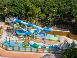 Camping Pas Cher vous présente avec son site Officiel campingpascher.fr, le Camping Le Bois Fleuri classé 5 étoiles, situé sur la commune de Argelès-sur-mer dans le département Pyrénées-orientales (Languedoc Roussillon) en France. Le camping Le Bois Fleuri, vous présente un hébergement de type mobil-home de 33 m² pour 4 personnes avec climatisation et télévision. Le camping Le Bois Fleuri vous propose du sam. 02 mai au sam. 09 mai 2026, en promotion à -14% pour 7 nuits à 440,30 € au lieu de 518,0 € soit une Économie de 77,70 €. Cette location propose 99 dates différentes pour réserver votre séjour. Découvrez également les 30 autres gammes d'hébergements du camping. Les Avis clients pour le Camping Le Bois Fleuri sont excellents avec une note moyenne de 8 sur 10. Parc aquatique, Piscine chauffée, Piscine extérieure, Animations familiales, Club enfants, Aire de jeux enfants, Court de tennis, Cyclisme, Parcours sportif, Plongée, Pétanque, Randonnée, Terrain de football, Terrain multisports, Bar, Dépôt de pain, Plats à emporter, Snack/Bar, Épicerie,... En savoir plus : cliquez-ICI.