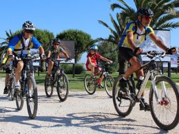 Camping Pas Cher vous présente avec son site Officiel campingpascher.fr, le Camping Le Bois Fleuri classé 5 étoiles, situé sur la commune de Argelès-sur-mer dans le département Pyrénées-orientales (Languedoc Roussillon) en France. Le camping Le Bois Fleuri, vous présente un hébergement de type mobil-home de 26 m² pour 4 personnes avec climatisation et télévision. Le camping Le Bois Fleuri vous propose du sam. 12 septembre au sam. 19 septembre 2026, en promotion à -14% pour 7 nuits à 345,10 € au lieu de 406,0 € soit une Économie de 60,90 €. Cette location propose 110 dates différentes pour réserver votre séjour. Découvrez également les 30 autres gammes d'hébergements du camping. Les Avis clients pour le Camping Le Bois Fleuri sont excellents avec une note moyenne de 8 sur 10. Parc aquatique, Piscine chauffée, Piscine extérieure, Animations familiales, Club enfants, Aire de jeux enfants, Court de tennis, Cyclisme, Parcours sportif, Plongée, Pétanque, Randonnée, Terrain de football, Terrain multisports, Bar, Dépôt de pain, Plats à emporter, Snack/Bar, Épicerie,... En savoir plus : cliquez-ICI.