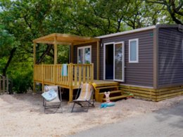 Camping Pas Cher vous présente avec son site Officiel campingpascher.fr, le Camping Le Bois Fleuri classé 5 étoiles, situé sur la commune de Argelès-sur-mer dans le département Pyrénées-orientales (Languedoc Roussillon) en France. Le camping Le Bois Fleuri, vous présente un hébergement de type mobil-home de 26 m² pour 4 personnes avec climatisation et télévision. Le camping Le Bois Fleuri vous propose du sam. 12 septembre au sam. 19 septembre 2026, en promotion à -14% pour 7 nuits à 345,10 € au lieu de 406,0 € soit une Économie de 60,90 €. Cette location propose 110 dates différentes pour réserver votre séjour. Découvrez également les 30 autres gammes d'hébergements du camping. Les Avis clients pour le Camping Le Bois Fleuri sont excellents avec une note moyenne de 8 sur 10. Parc aquatique, Piscine chauffée, Piscine extérieure, Animations familiales, Club enfants, Aire de jeux enfants, Court de tennis, Cyclisme, Parcours sportif, Plongée, Pétanque, Randonnée, Terrain de football, Terrain multisports, Bar, Dépôt de pain, Plats à emporter, Snack/Bar, Épicerie,... En savoir plus : cliquez-ICI.