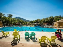 Camping Pas Cher vous présente avec son site Officiel campingpascher.fr, le Camping Le Bois Fleuri classé 5 étoiles, situé sur la commune de Argelès-sur-mer dans le département Pyrénées-orientales (Languedoc Roussillon) en France. Le camping Le Bois Fleuri vous propose un hébergement de type chalet de 28 m² pour 1 personne avec climatisation (télévision). L'établissement vous propose 30 autres types d'hébergements. Découvrez tous nos séjours à petits prix dans la commune et aux alentours de Argelès-sur-mer du département : Pyrénées-orientales (Languedoc Roussillon). Les Avis clients pour le Camping Le Bois Fleuri sont excellents avec une note moyenne de 8 sur 10. Parc aquatique, Piscine chauffée, Piscine extérieure, Animations familiales, Club enfants, Aire de jeux enfants, Court de tennis, Cyclisme, Parcours sportif, Plongée, Pétanque, Randonnée, Terrain de football, Terrain multisports, Bar, Dépôt de pain, Plats à emporter, Snack/Bar, Épicerie,... En savoir plus : cliquez-ICI.