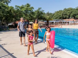 Camping Pas Cher vous présente avec son site Officiel campingpascher.fr, le Camping Le Bois Fleuri classé 5 étoiles, situé sur la commune de Argelès-sur-mer dans le département Pyrénées-orientales (Languedoc Roussillon) en France. Le camping Le Bois Fleuri vous propose un hébergement de type mobil-home de 30 m² pour 6 personnes avec climatisation (télévision). L'établissement vous propose 30 autres types d'hébergements. Découvrez tous nos séjours à petits prix dans la commune et aux alentours de Argelès-sur-mer du département : Pyrénées-orientales (Languedoc Roussillon). Les Avis clients pour le Camping Le Bois Fleuri sont excellents avec une note moyenne de 8 sur 10. Parc aquatique, Piscine chauffée, Piscine extérieure, Animations familiales, Club enfants, Aire de jeux enfants, Court de tennis, Cyclisme, Parcours sportif, Plongée, Pétanque, Randonnée, Terrain de football, Terrain multisports, Bar, Dépôt de pain, Plats à emporter, Snack/Bar, Épicerie,... En savoir plus : cliquez-ICI.