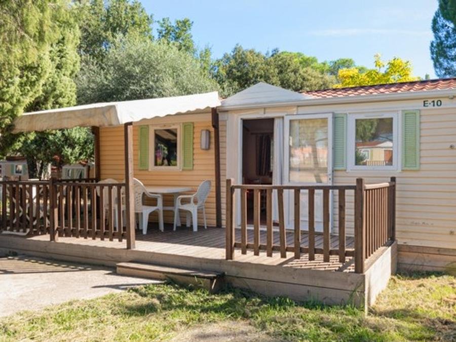 Camping Pas Cher vous présente avec son site Officiel campingpascher.fr, le Camping Montana Parc - Oasis Village - Coeur De L'estérel classé 5 étoiles, situé sur la commune de Puget Sur Argens dans le département Var (Provence Alpes Côte D'azur) en France. Le camping Montana Parc - Oasis Village - Coeur De L'estérel, vous présente un hébergement de type bungalow de 28 m² avec climatisation et télévision. Le camping Montana Parc - Oasis Village - Coeur De L'estérel vous proposeun séjour PAS CHER avec une REMISEdu sam. 06 juin au sam. 13 juin 2026, en promotion à -36% pour 7 nuits à 349 € au lieu de 549,0 € soit une Économie de 200 €. Cette location propose 11 dates différentes pour réserver votre séjour. Découvrez également les 17 autres gammes d'hébergements du camping. Les Avis clients pour le Camping Montana Parc - Oasis Village - Coeur De L'estérel sont excellents avec une note moyenne de 8 sur 10. Parc aquatique, Piscine extérieure, Animations familiales, Club enfants, Aire de jeux enfants, Centre équestre, Court de padel en extérieur, Court de tennis, Golf, Parcours sportif, Ping-pong, Pétanque, Randonnée, Salle de fitness, Terrain de beach-volley, Terrain de football, Terrain multisports, Bar, Dépôt de pain, Plats à emporter, Restaurant, Snack/Bar, Épicerie,... En savoir plus : cliquez-ICI.