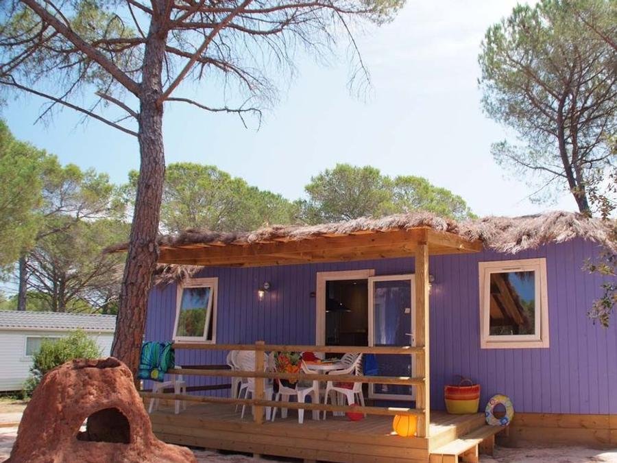 Camping Pas Cher vous présente avec son site Officiel campingpascher.fr, le Camping Montana Parc - Oasis Village - Coeur De L'estérel classé 5 étoiles, situé sur la commune de Puget Sur Argens dans le département Var (Provence Alpes Côte D'azur) en France. Le camping Montana Parc - Oasis Village - Coeur De L'estérel, vous présente un hébergement de type bungalow de 35 m² avec climatisation et télévision. Le camping Montana Parc - Oasis Village - Coeur De L'estérel vous proposeun séjour PAS CHER avec une REMISEdu sam. 06 juin au sam. 13 juin 2026, en promotion à -40% pour 7 nuits à 389 € au lieu de 649,0 € soit une Économie de 260 €. Cette location propose 8 dates différentes pour réserver votre séjour. Découvrez également les 17 autres gammes d'hébergements du camping. Les Avis clients pour le Camping Montana Parc - Oasis Village - Coeur De L'estérel sont excellents avec une note moyenne de 8 sur 10. Parc aquatique, Piscine extérieure, Animations familiales, Club enfants, Aire de jeux enfants, Centre équestre, Court de padel en extérieur, Court de tennis, Golf, Parcours sportif, Ping-pong, Pétanque, Randonnée, Salle de fitness, Terrain de beach-volley, Terrain de football, Terrain multisports, Bar, Dépôt de pain, Plats à emporter, Restaurant, Snack/Bar, Épicerie,... En savoir plus : cliquez-ICI.