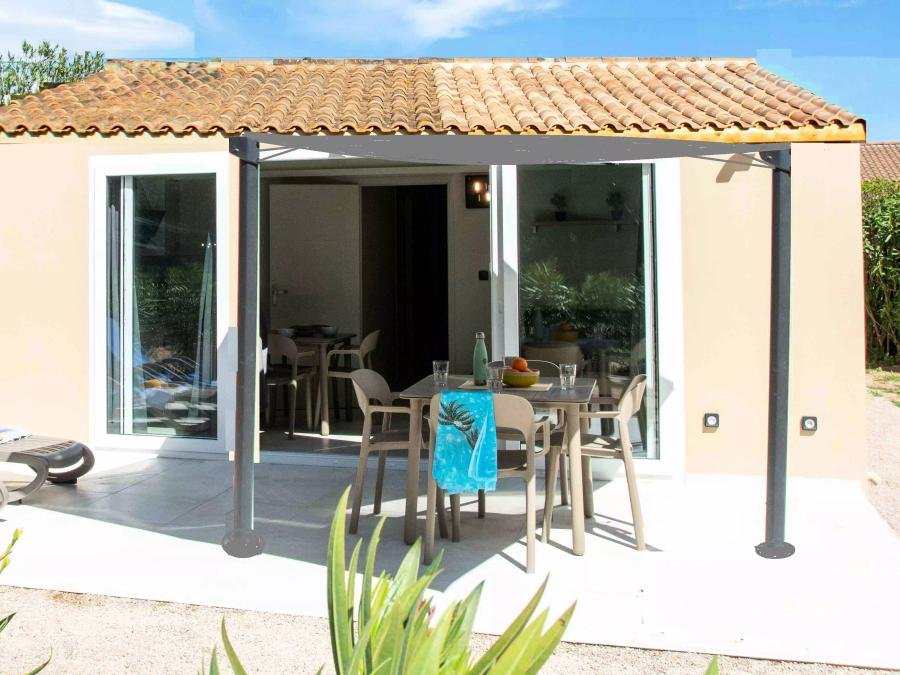 Camping Pas Cher vous présente avec son site Officiel campingpascher.fr, le Camping Montana Parc - Oasis Village - Coeur De L'estérel classé 5 étoiles, situé sur la commune de Puget Sur Argens dans le département Var (Provence Alpes Côte D'azur) en France. Le camping Montana Parc - Oasis Village - Coeur De L'estérel, vous présente un hébergement de type villa de 50 m² pour 8 personnes avec climatisation et télévision. Le camping Montana Parc - Oasis Village - Coeur De L'estérel vous proposeun séjour PAS CHER avec une REMISEdu sam. 19 septembre au sam. 26 septembre 2026, en promotion à -35% pour 7 nuits à 559 € au lieu de 860,0 € soit une Économie de 301 €. Cette location propose 17 dates différentes pour réserver votre séjour. Découvrez également les 13 autres gammes d'hébergements du camping. Les Avis clients pour le Camping Montana Parc - Oasis Village - Coeur De L'estérel sont excellents avec une note moyenne de 8 sur 10. Parc aquatique, Piscine extérieure, Animations familiales, Club enfants, Aire de jeux enfants, Centre équestre, Court de padel en extérieur, Court de tennis, Golf, Parcours sportif, Ping-pong, Pétanque, Randonnée, Salle de fitness, Terrain de beach-volley, Terrain de football, Terrain multisports, Bar, Dépôt de pain, Plats à emporter, Restaurant, Snack/Bar, Épicerie,... En savoir plus : cliquez-ICI.