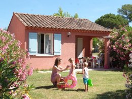 Camping Pas Cher vous présente avec son site Officiel campingpascher.fr, le Camping Montana Parc - Oasis Village - Coeur De L'estérel classé 5 étoiles, situé sur la commune de Puget Sur Argens dans le département Var (Provence Alpes Côte D'azur) en France. Le camping Montana Parc - Oasis Village - Coeur De L'estérel, vous présente un hébergement de type villa de 30 m² pour 2 personnes avec climatisation et télévision. Le camping Montana Parc - Oasis Village - Coeur De L'estérel vous proposeun séjour PAS CHER avec une REMISEdu sam. 04 avril au sam. 11 avril 2026, en promotion à -40% pour 7 nuits à 349 € au lieu de 589,0 € soit une Économie de 240 €. Cette location propose 19 dates différentes pour réserver votre séjour. Découvrez également les 7 autres gammes d'hébergements du camping. Les Avis clients pour le Camping Montana Parc - Oasis Village - Coeur De L'estérel sont excellents avec une note moyenne de 8 sur 10. Parc aquatique, Piscine extérieure, Animations familiales, Club enfants, Aire de jeux enfants, Centre équestre, Court de padel en extérieur, Court de tennis, Golf, Parcours sportif, Ping-pong, Pétanque, Randonnée, Salle de fitness, Terrain de beach-volley, Terrain de football, Terrain multisports, Bar, Dépôt de pain, Plats à emporter, Restaurant, Snack/Bar, Épicerie,... En savoir plus : cliquez-ICI.