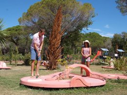 Camping Pas Cher vous présente avec son site Officiel campingpascher.fr, le Camping Montana Parc - Oasis Village - Coeur De L'estérel classé 5 étoiles, situé sur la commune de Puget Sur Argens dans le département Var (Provence Alpes Côte D'azur) en France. Le camping Montana Parc - Oasis Village - Coeur De L'estérel, vous présente un hébergement de type villa de 30 m² pour 1 personne avec climatisation et télévision. Le camping Montana Parc - Oasis Village - Coeur De L'estérel vous proposeun séjour PAS CHER avec une REMISEdu sam. 04 avril au sam. 11 avril 2026, en promotion à -35% pour 7 nuits à 579 € au lieu de 890,77 € soit une Économie de 311,77 €. Cette location propose 30 dates différentes pour réserver votre séjour. Découvrez également les 14 autres gammes d'hébergements du camping. Les Avis clients pour le Camping Montana Parc - Oasis Village - Coeur De L'estérel sont excellents avec une note moyenne de 8 sur 10. Parc aquatique, Piscine extérieure, Animations familiales, Club enfants, Aire de jeux enfants, Centre équestre, Court de padel en extérieur, Court de tennis, Golf, Parcours sportif, Ping-pong, Pétanque, Randonnée, Salle de fitness, Terrain de beach-volley, Terrain de football, Terrain multisports, Bar, Dépôt de pain, Plats à emporter, Restaurant, Snack/Bar, Épicerie,... En savoir plus : cliquez-ICI.