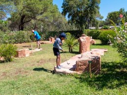 Camping Pas Cher vous présente avec son site Officiel campingpascher.fr, le Camping Montana Parc - Oasis Village - Coeur De L'estérel classé 5 étoiles, situé sur la commune de Puget Sur Argens dans le département Var (Provence Alpes Côte D'azur) en France. Le camping Montana Parc - Oasis Village - Coeur De L'estérel, vous présente un hébergement de type bungalow de 35 m² avec climatisation et télévision. Le camping Montana Parc - Oasis Village - Coeur De L'estérel vous proposeun séjour PAS CHER avec une REMISEdu sam. 02 mai au sam. 09 mai 2026, en promotion à -40% pour 7 nuits à 389 € au lieu de 649,0 € soit une Économie de 260 €. Cette location propose 18 dates différentes pour réserver votre séjour. Découvrez également les 7 autres gammes d'hébergements du camping. Les Avis clients pour le Camping Montana Parc - Oasis Village - Coeur De L'estérel sont excellents avec une note moyenne de 8 sur 10. Parc aquatique, Piscine extérieure, Animations familiales, Club enfants, Aire de jeux enfants, Centre équestre, Court de padel en extérieur, Court de tennis, Golf, Parcours sportif, Ping-pong, Pétanque, Randonnée, Salle de fitness, Terrain de beach-volley, Terrain de football, Terrain multisports, Bar, Dépôt de pain, Plats à emporter, Restaurant, Snack/Bar, Épicerie,... En savoir plus : cliquez-ICI.