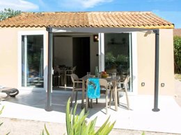 Camping Pas Cher vous présente avec son site Officiel campingpascher.fr, le Camping Montana Parc - Oasis Village - Coeur De L'estérel classé 5 étoiles, situé sur la commune de Puget Sur Argens dans le département Var (Provence Alpes Côte D'azur) en France. Le camping Montana Parc - Oasis Village - Coeur De L'estérel, vous présente un hébergement de type villa de 50 m² pour 8 personnes avec climatisation et télévision. Le camping Montana Parc - Oasis Village - Coeur De L'estérel vous proposeun séjour PAS CHER avec une REMISEdu vendredi 18 septembre au vendredi 25 septembre 2026, en promotion à -35% pour 7 nuits à 619 € au lieu de 952,31 € soit une Économie de 333,31 €. Cette location propose 24 dates différentes pour réserver votre séjour. Découvrez également les 14 autres gammes d'hébergements du camping. Les Avis clients pour le Camping Montana Parc - Oasis Village - Coeur De L'estérel sont excellents avec une note moyenne de 8 sur 10. Parc aquatique, Piscine extérieure, Animations familiales, Club enfants, Aire de jeux enfants, Centre équestre, Court de padel en extérieur, Court de tennis, Golf, Parcours sportif, Ping-pong, Pétanque, Randonnée, Salle de fitness, Terrain de beach-volley, Terrain de football, Terrain multisports, Bar, Dépôt de pain, Plats à emporter, Restaurant, Snack/Bar, Épicerie,... En savoir plus : cliquez-ICI.