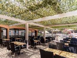 Camping Pas Cher vous présente avec son site Officiel campingpascher.fr, le Camping Montana Parc - Oasis Village - Coeur De L'estérel classé 5 étoiles, situé sur la commune de Puget Sur Argens dans le département Var (Provence Alpes Côte D'azur) en France. Le camping Montana Parc - Oasis Village - Coeur De L'estérel, vous présente un hébergement de type villa de 30 m² pour 2 personnes avec climatisation et télévision. Le camping Montana Parc - Oasis Village - Coeur De L'estérel vous proposeun séjour PAS CHER avec une REMISEdu sam. 04 avril au sam. 11 avril 2026, en promotion à -40% pour 7 nuits à 349 € au lieu de 589,0 € soit une Économie de 240 €. Cette location propose 19 dates différentes pour réserver votre séjour. Découvrez également les 7 autres gammes d'hébergements du camping. Les Avis clients pour le Camping Montana Parc - Oasis Village - Coeur De L'estérel sont excellents avec une note moyenne de 8 sur 10. Parc aquatique, Piscine extérieure, Animations familiales, Club enfants, Aire de jeux enfants, Centre équestre, Court de padel en extérieur, Court de tennis, Golf, Parcours sportif, Ping-pong, Pétanque, Randonnée, Salle de fitness, Terrain de beach-volley, Terrain de football, Terrain multisports, Bar, Dépôt de pain, Plats à emporter, Restaurant, Snack/Bar, Épicerie,... En savoir plus : cliquez-ICI.